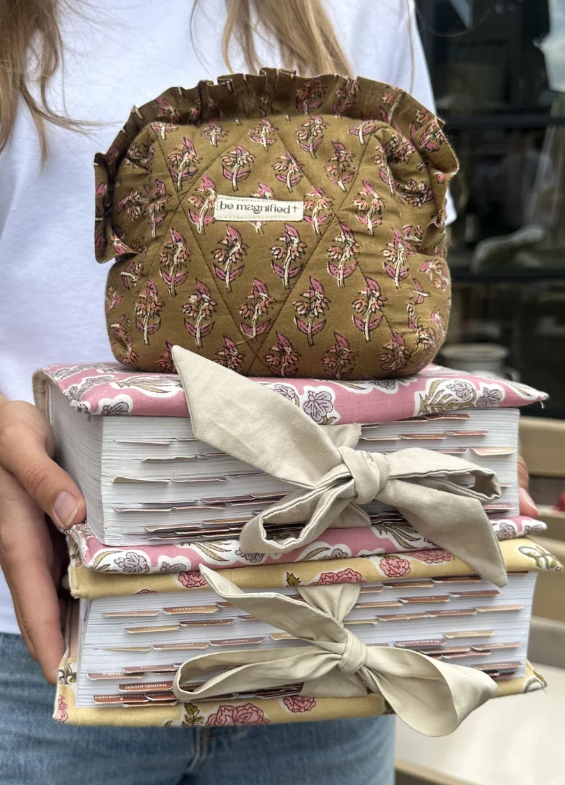 Stapel van bijbels en een etui